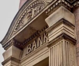 Les cryptomonnaies offrent un potentiel de rendement élevé et une plus grande liberté financière grâce à la décentralisation, opérant sur un marché ouvert 24h/24 et 7j/7. Cependant, elles constituent un investissement à haut risque en raison de leur extrême volatilité et de l'absence de réglementation. Les principaux risques incluent les pertes rapides et les failles de cybersécurité. La clé du succès réside dans le fait d'investir uniquement avec une stratégie claire et un capital qui ne compromet pas votre stabilité financière.