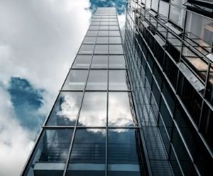 Le Forex offre la possibilité de profiter des fluctuations des devises mondiales sur un marché très liquide qui fonctionne 24 heures sur 24, mais c'est aussi un secteur à haut risque en raison de l'effet de levier, de la forte volatilité et de l'impact des actualités macroéconomiques ; la clé est de trader avec une stratégie claire, une gestion stricte des risques et uniquement avec un capital que vous pouvez vous permettre de perdre sans affecter votre stabilité financière.