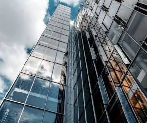 Les matières premières telles que l'or, le pétrole, les produits agricoles et les métaux industriels offrent des possibilités de diversification de portefeuille et de protection contre l'inflation, mais ce sont également des actifs à haut risque en raison de la volatilité des prix, des tensions géopolitiques et des chocs de l'offre et de la demande ; l'essentiel est d'investir avec une stratégie claire, une compréhension des facteurs sous-jacents du marché et uniquement avec un capital qui ne compromet pas votre stabilité financière.