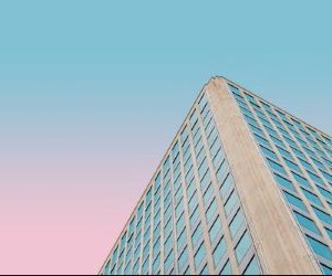 Le Forex offre la possibilité de profiter des fluctuations des devises mondiales sur un marché très liquide qui fonctionne 24 heures sur 24, mais c'est aussi un secteur à haut risque en raison de l'effet de levier, de la forte volatilité et de l'impact des actualités macroéconomiques ; la clé est de trader avec une stratégie claire, une gestion stricte des risques et uniquement avec un capital que vous pouvez vous permettre de perdre sans affecter votre stabilité financière.