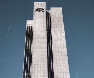 Le Forex offre la possibilité de profiter des fluctuations des devises mondiales sur un marché très liquide qui fonctionne 24 heures sur 24, mais c'est aussi un secteur à haut risque en raison de l'effet de levier, de la forte volatilité et de l'impact des actualités macroéconomiques ; la clé est de trader avec une stratégie claire, une gestion stricte des risques et uniquement avec un capital que vous pouvez vous permettre de perdre sans affecter votre stabilité financière.