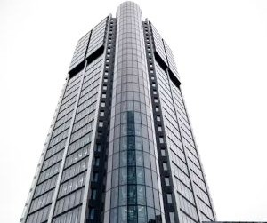 Le Forex offre la possibilité de profiter des fluctuations des devises mondiales sur un marché très liquide qui fonctionne 24 heures sur 24, mais c'est aussi un secteur à haut risque en raison de l'effet de levier, de la forte volatilité et de l'impact des actualités macroéconomiques ; la clé est de trader avec une stratégie claire, une gestion stricte des risques et uniquement avec un capital que vous pouvez vous permettre de perdre sans affecter votre stabilité financière.