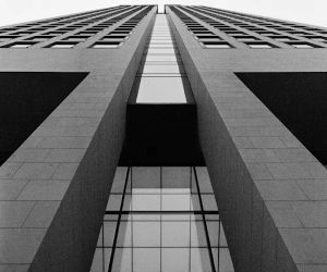 Le Forex offre la possibilité de profiter des fluctuations des devises mondiales sur un marché très liquide qui fonctionne 24 heures sur 24, mais c'est aussi un secteur à haut risque en raison de l'effet de levier, de la forte volatilité et de l'impact des actualités macroéconomiques ; la clé est de trader avec une stratégie claire, une gestion stricte des risques et uniquement avec un capital que vous pouvez vous permettre de perdre sans affecter votre stabilité financière.