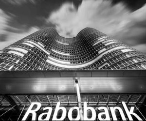 Les cryptomonnaies offrent un potentiel de rendement élevé et une plus grande liberté financière grâce à la décentralisation, opérant sur un marché ouvert 24h/24 et 7j/7. Cependant, elles constituent un investissement à haut risque en raison de leur extrême volatilité et de l'absence de réglementation. Les principaux risques incluent les pertes rapides et les failles de cybersécurité. La clé du succès réside dans le fait d'investir uniquement avec une stratégie claire et un capital qui ne compromet pas votre stabilité financière.