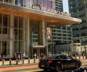 Les cryptomonnaies offrent un potentiel de rendement élevé et une plus grande liberté financière grâce à la décentralisation, opérant sur un marché ouvert 24h/24 et 7j/7. Cependant, elles constituent un investissement à haut risque en raison de leur extrême volatilité et de l'absence de réglementation. Les principaux risques incluent les pertes rapides et les failles de cybersécurité. La clé du succès réside dans le fait d'investir uniquement avec une stratégie claire et un capital qui ne compromet pas votre stabilité financière.