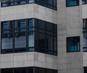 Le Forex offre la possibilité de profiter des fluctuations des devises mondiales sur un marché très liquide qui fonctionne 24 heures sur 24, mais c'est aussi un secteur à haut risque en raison de l'effet de levier, de la forte volatilité et de l'impact des actualités macroéconomiques ; la clé est de trader avec une stratégie claire, une gestion stricte des risques et uniquement avec un capital que vous pouvez vous permettre de perdre sans affecter votre stabilité financière.